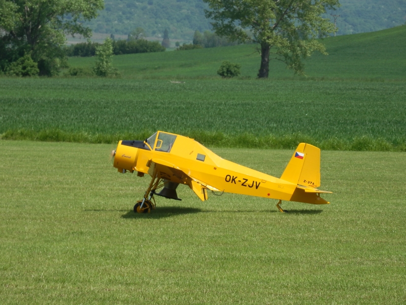 Zlin Z-37 prví rollout