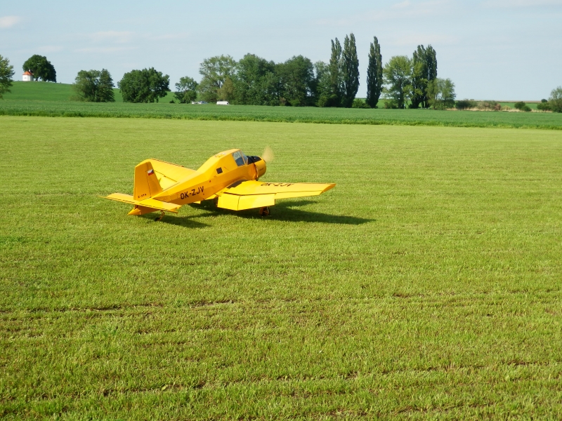 Zlin Z-37 prví rollout