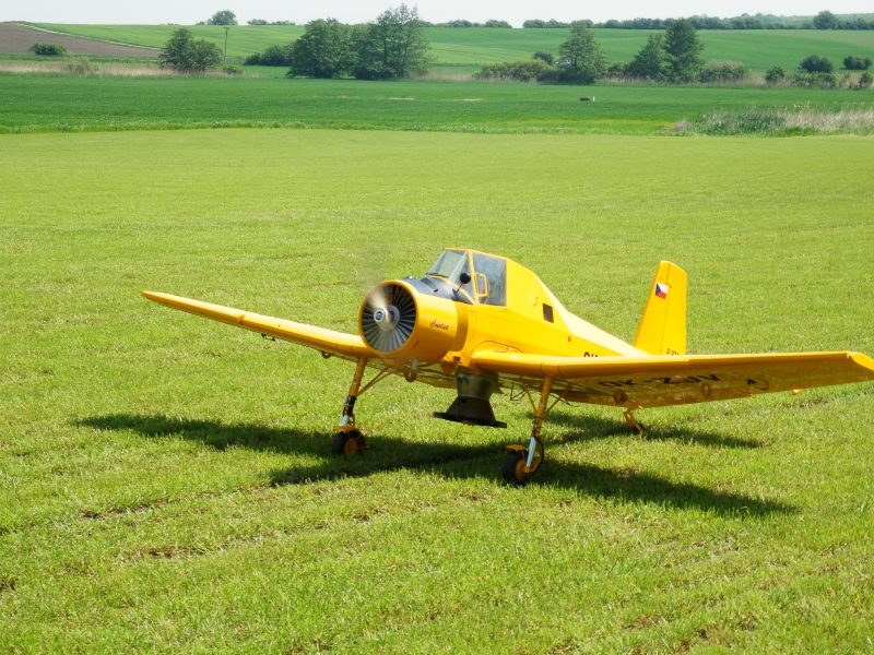 Zlin Z-37 prví rollout