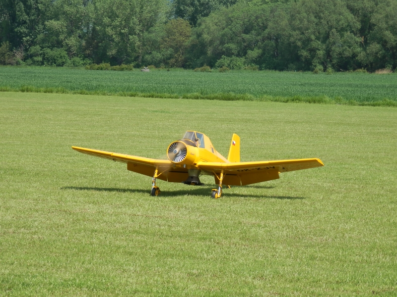 Zlin Z-37 prví rollout