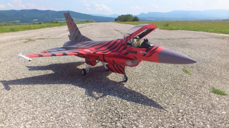 F16 FALCON ADVANCED 1/8